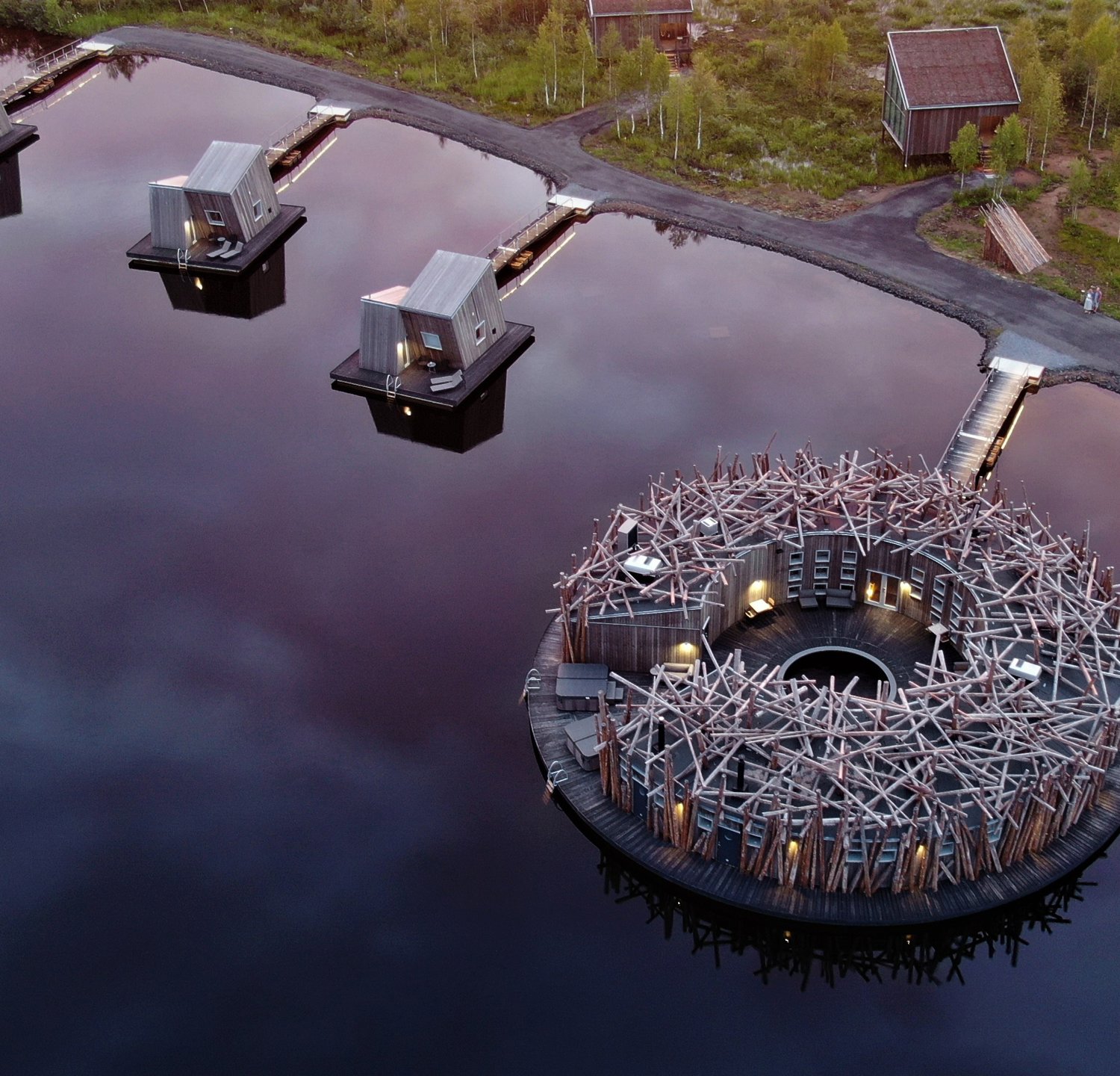 Från Piteå tar det knappt 90 minuter med bil – men när du anländer känns det som att tiden saktar in. Omgivningen, arkitekturen och känslan gör Arctic Bath till mer än ett spa – det är en plats för återhämtning. Checka in, varva ner och låt både kropp och sinne landa i våra unika flytande eller landnära rum.